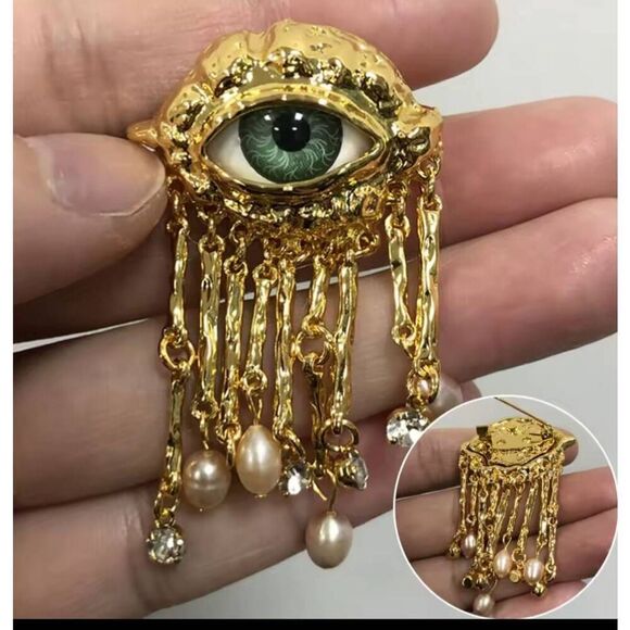 NWOT Surrealist Gold Tone Dangle Brooch Pin - Picture 1 of 6